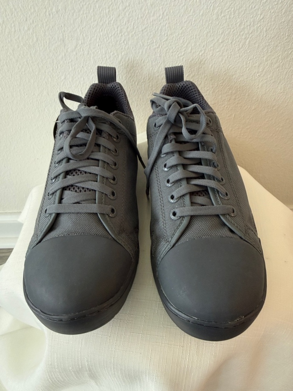Altama men’s Casual Grey Low-Top Sneakers new without box